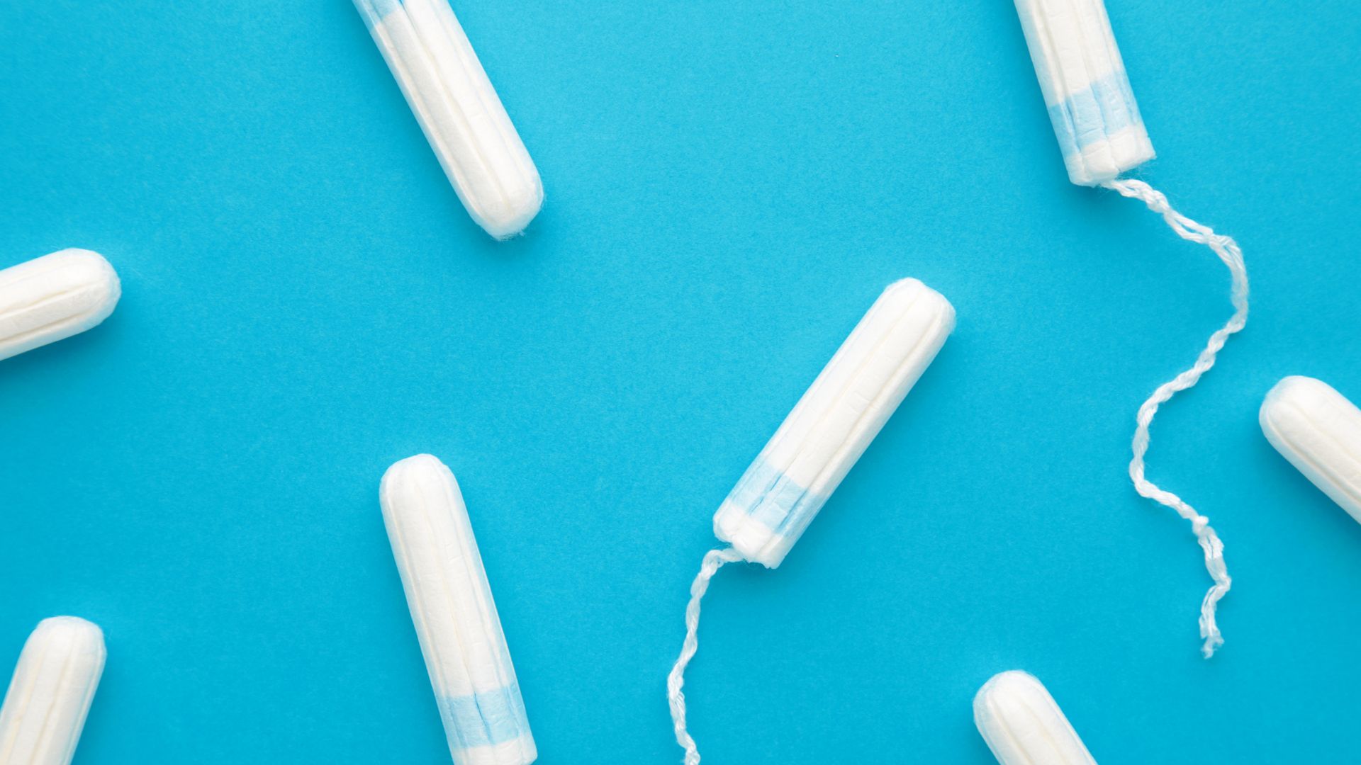 Tampons modernes sur fond bleu