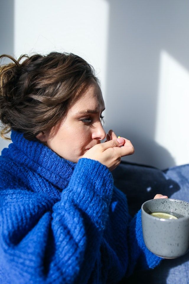 Femme prenant la pilule du lendemain
